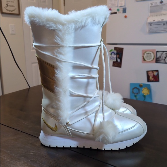 GORGEOUS 2006 NIKE FAUX FUR POM POM WHITE/GOLD BOOTS WOMEN'S SIZE US 9 - Picture 5 of 6